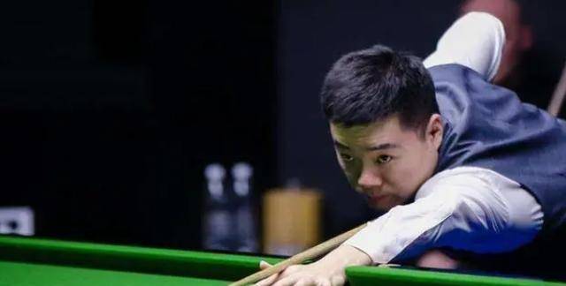 篮球火箭球队进攻端出现默契配合